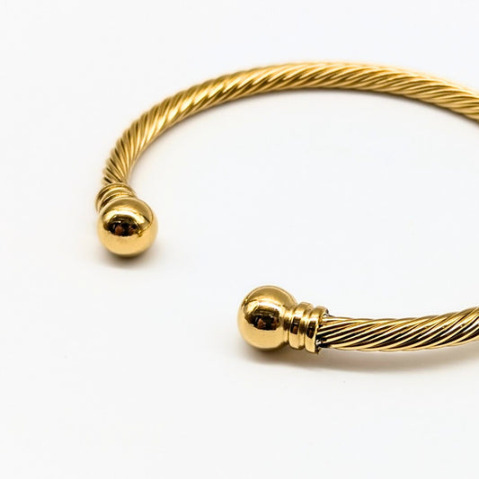 Close-up of twisted rope detailing in gold - Lucky Cookie Jewelry