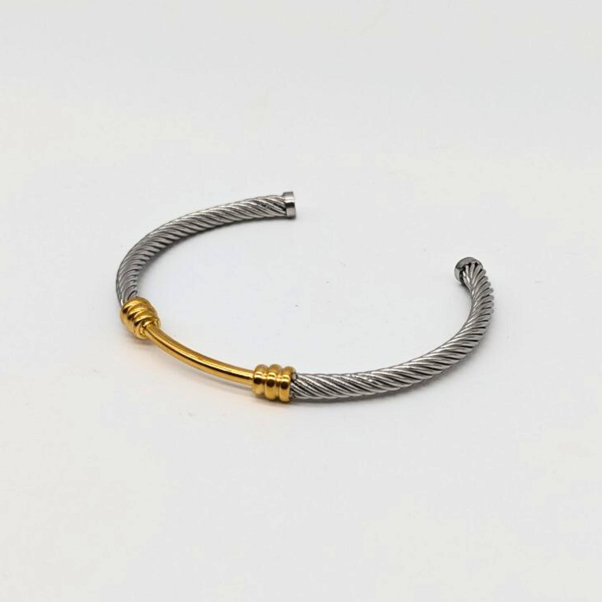 Stainless steel rope bracelet with polished gold accent – minimalist bangle